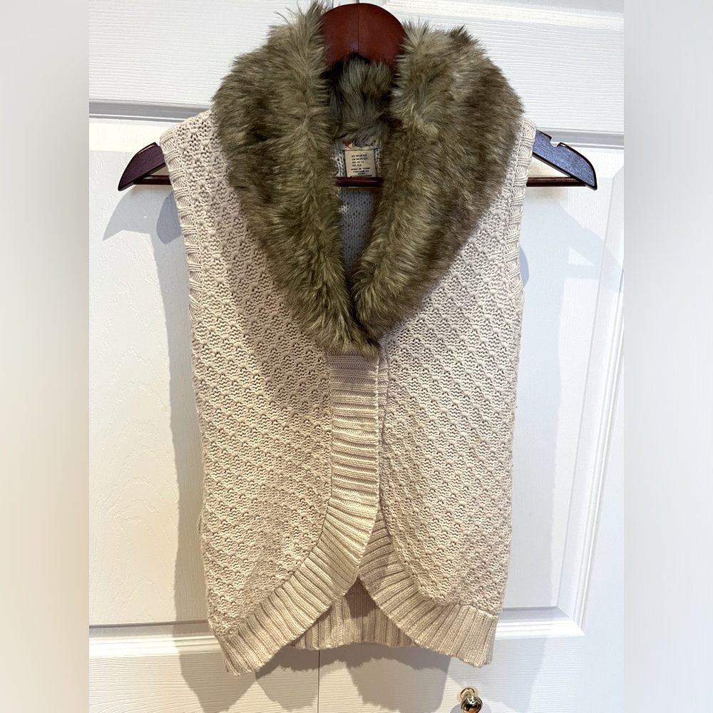 Sleeveless vest with faux fur collar